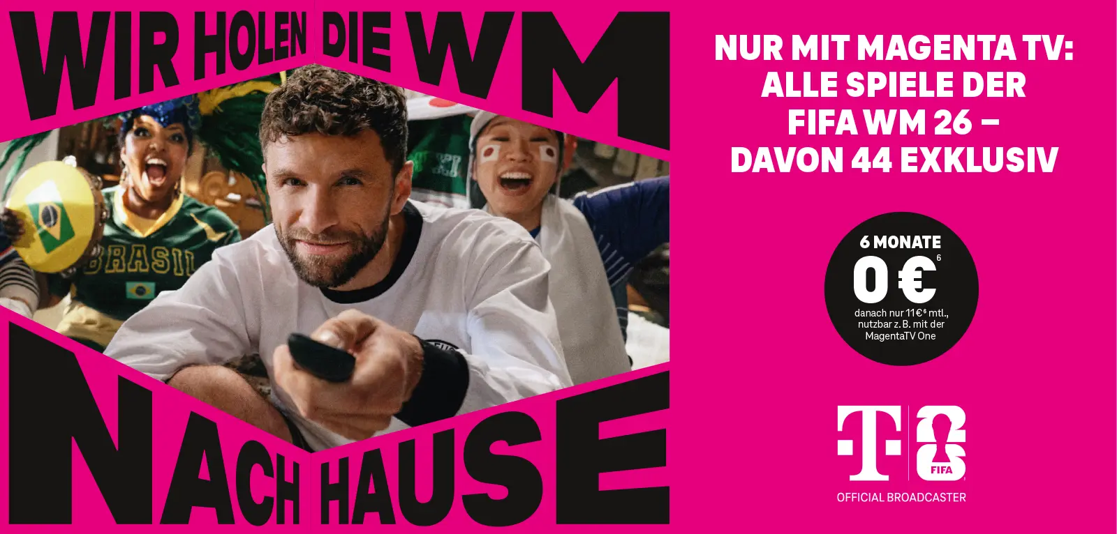 Fans jubeln vor TV, Mann mit Fernbedienung wirbt für MagentaTV FIFA WM 26